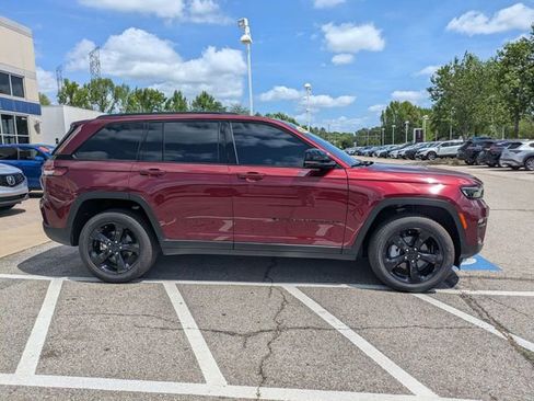 Used 2025 Jeep Grand Cherokee Limited w/ Black Appearance Package image 9