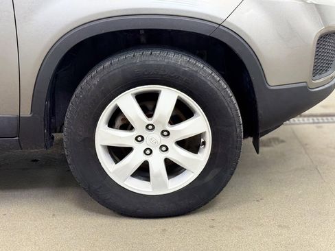 Used 2011 Kia Sorento LX image 4