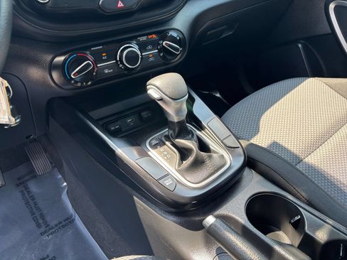 Used 2025 Kia Soul LX w/ LX Technology Package FWD image 36
