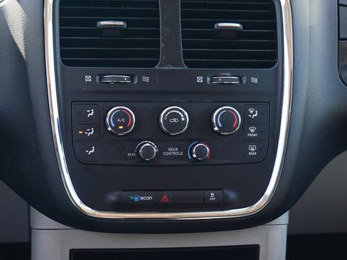 Used 2020 Dodge Grand Caravan SE w/ UConnect Hands-Free Group FWD image 19