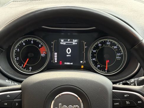 Used 2019 Jeep Cherokee Latitude w/ Cold Weather Group AWD/4WD image 36