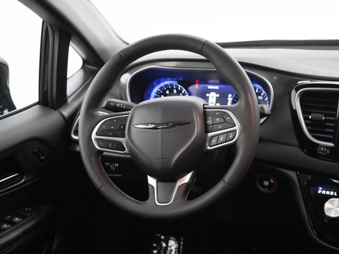 Used 2025 Chrysler Pacifica Select FWD image 15