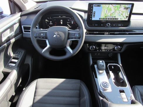 New 2025 Mitsubishi Outlander SE image 11