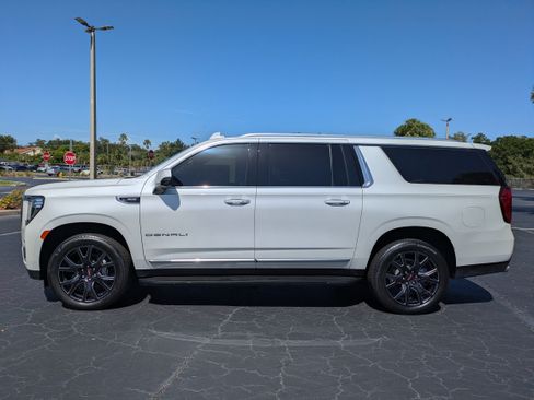 Used 2024 GMC Yukon XL Denali AWD/4WD image 3