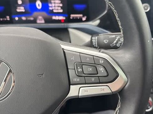 Certified 2022 Volkswagen Taos SE w/ Panoramic Sunroof Package image 15