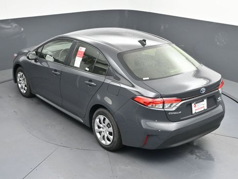 Used 2025 Toyota Corolla LE image 32