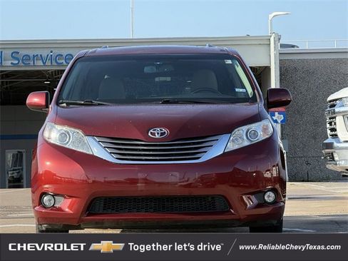 Used 2017 Toyota Sienna XLE image 3