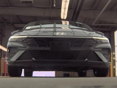 Used 2025 Hyundai Elantra Sport image 3