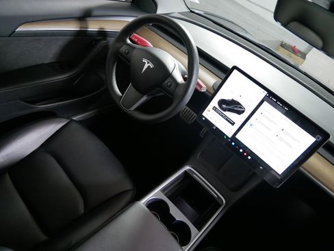 Used 2023 Tesla Model 3 Performance image 9