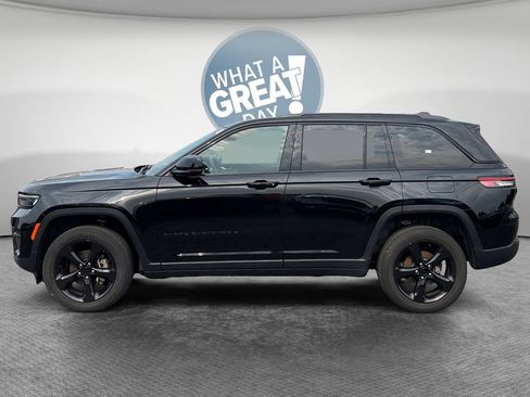 Used 2023 Jeep Grand Cherokee Altitude AWD/4WD image 7