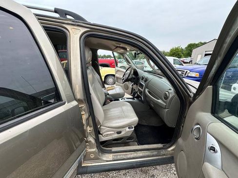 Used 2005 Jeep Liberty Limited AWD/4WD image 28