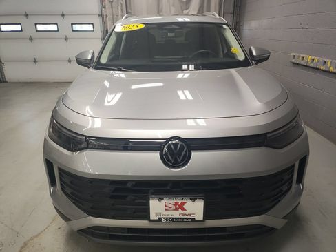 Used 2025 Volkswagen Tiguan SE AWD/4WD image 6