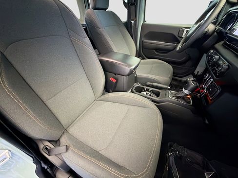 Used 2024 Jeep Wrangler Unlimited image 15