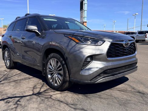 New 2026 Toyota Highlander Platinum image 1