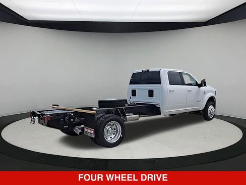 New 2026 RAM 4500 4x4 Crew Cab DRW w/ Laramie Trim Package image 9