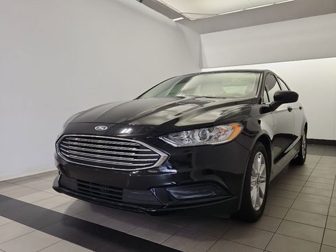 Used 2017 Ford Fusion SE w/ Fusion SE Technology Package FWD image 2