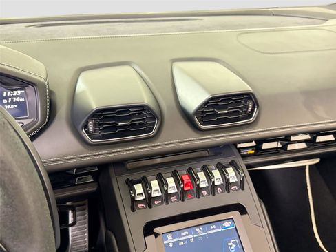 Used 2020 Lamborghini Huracan EVO image 16