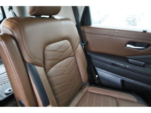 Used 2024 Nissan Pathfinder Platinum FWD image 12