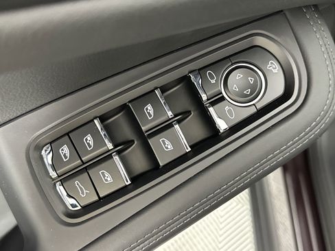 Certified 2025 Porsche Macan Turbo image 13