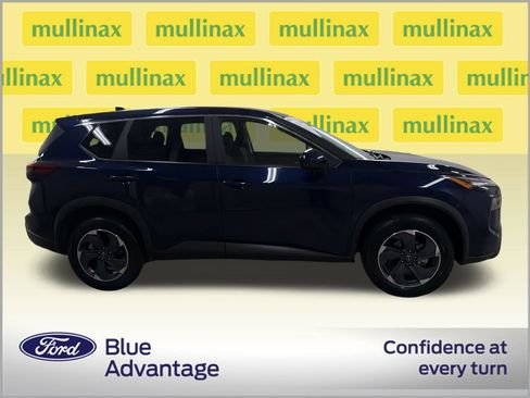 Used 2024 Nissan Rogue SV FWD image 2
