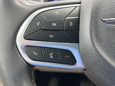 Used 2023 Chrysler Pacifica Touring-L FWD image 33