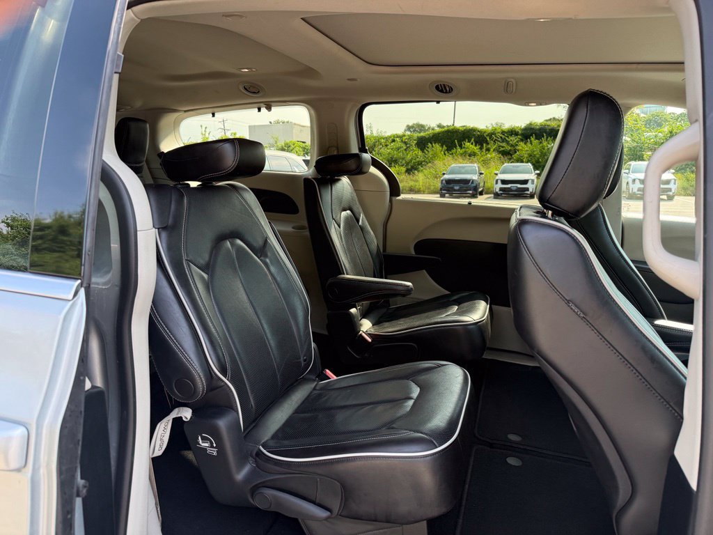 Used 2023 Chrysler Pacifica Limited FWD image 19