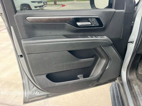 Used 2025 Chevrolet Tahoe LT RWD image 9