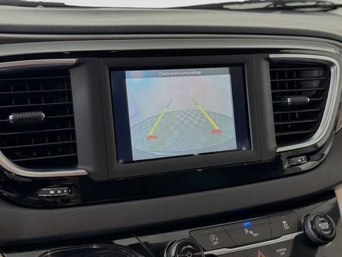 Used 2020 Chrysler Pacifica Touring-L FWD image 15