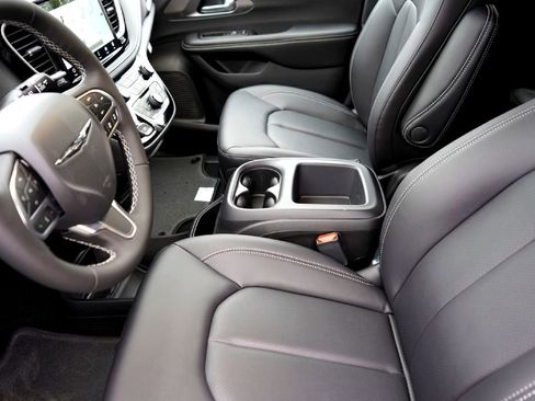 New 2026 Chrysler Pacifica Select image 10