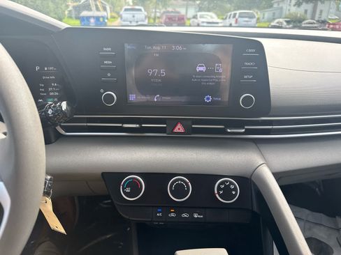 Used 2021 Hyundai Elantra SE FWD image 20