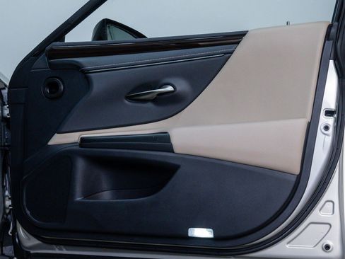 Used 2019 Lexus ES 300h image 8