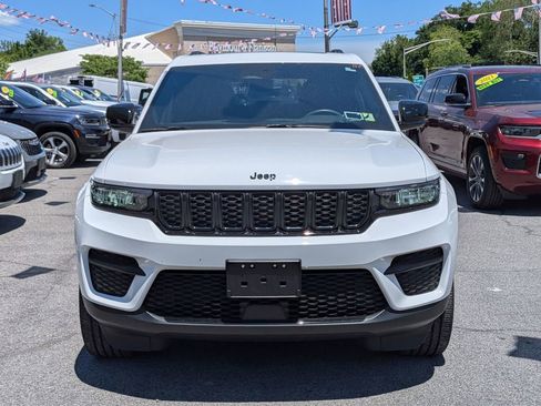 Used 2023 Jeep Grand Cherokee Altitude AWD/4WD image 3