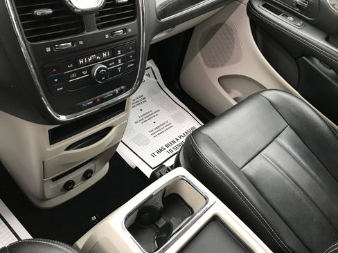 Used 2016 Chrysler Town & Country Touring image 13