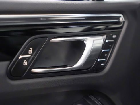 Certified 2025 Porsche Macan image 22