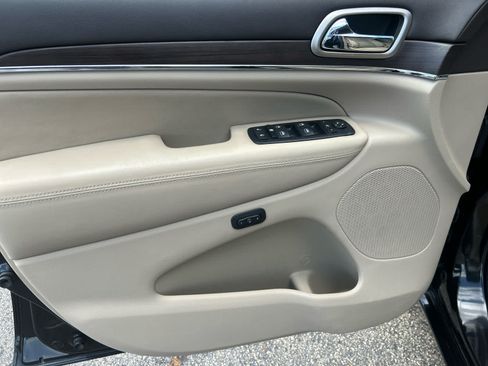 Used 2015 Jeep Grand Cherokee Overland AWD/4WD image 10