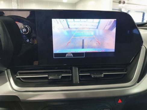 Used 2025 Chevrolet Trax RS FWD image 14