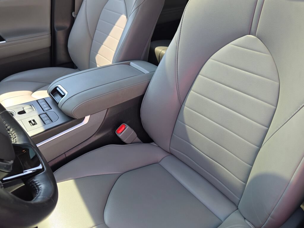 Used 2021 Toyota Highlander XLE AWD/4WD image 23