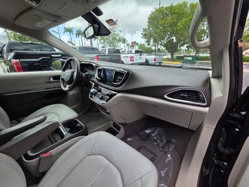 Used 2017 Chrysler Pacifica Touring-L FWD image 16