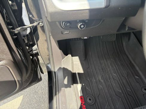 Used 2024 GMC Terrain SLE w/ Driver Convenience Package image 12