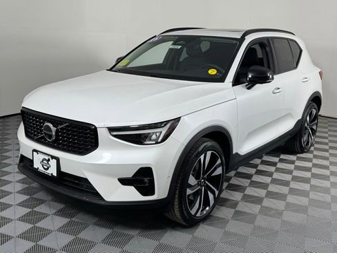 New 2025 Volvo XC40 B5 Plus w/ Climate Package image 12