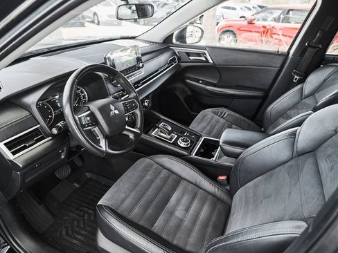 Used 2022 Mitsubishi Outlander SE FWD image 2