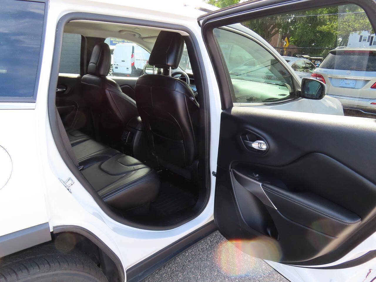 Used 2019 Jeep Cherokee Limited AWD/4WD image 11