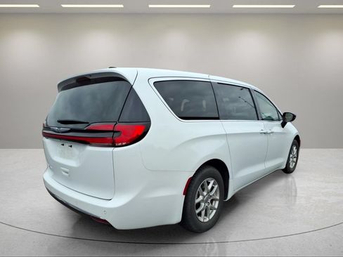Used 2024 Chrysler Pacifica Touring-L FWD image 3