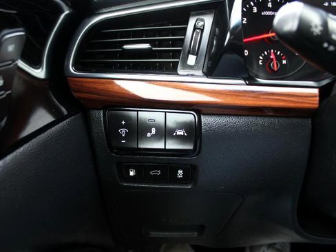 Used 2017 Kia Cadenza Technology image 29