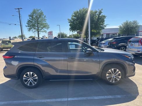 Used 2023 Toyota Highlander XLE image 3