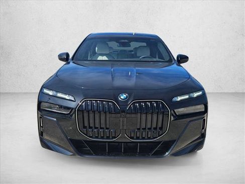 New 2026 BMW 750e xDrive image 2