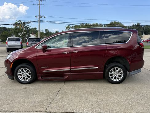 Used 2020 Chrysler Pacifica Touring-L FWD image 6