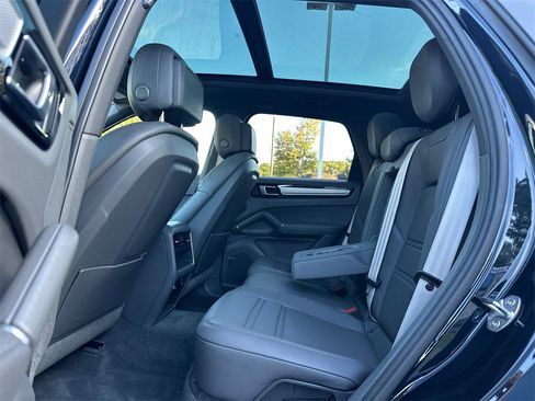 Used 2023 Porsche Cayenne Platinum Edition image 16