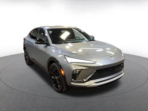 Used 2025 Buick Envista Sport Touring image 3