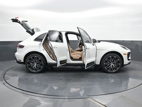 Certified 2025 Porsche Macan AWD/4WD image 34